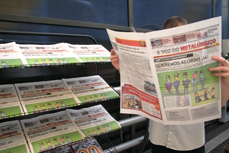 Edição nº 796 do jornal A Voz do Metalúrgico disponível na sede do SMC